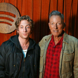 Jeremy Allen White lost his voice covering Bruce Springsteen's Born in the U.S.A.
