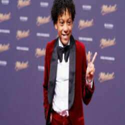 Juliano Valdi plays the young Michael Jackson