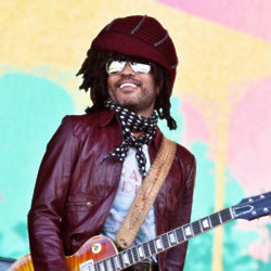 Lenny Kravitz honoured his late mom by dedicating his award to her