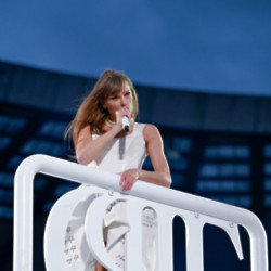 Taylor Swift returned to the Edinburgh stadium with a pair of gloves to fend off the cold