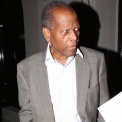 Dionne Warwick has recalled her first meeting with Sidney Poitier